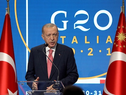 الرئيس التركي رجب طيب أردوغان في مؤتمر صحافي خلال قمة مجموعة العشرين في روما - 31 أكتوبر 2021 - Bloomberg