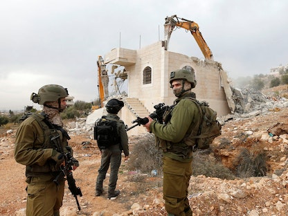 آليات إسرائيلية تهدم منزل مواطن فلسطيني في الخليل بالضفة الغربية المحتلة. 28 ديسمبر، 2021. - REUTERS