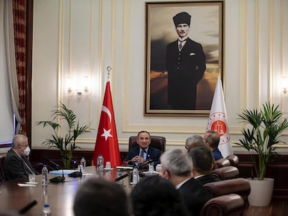 وزير العدل التركي بكير بوزداغ خلال اجتماع في مقر الوزارة - 7 فبراير 2022 - Facebook@adaletbakanlik