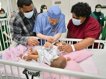 السعودية.. فريق جراحي يبدأ العملية 74 لفصل توأمتين ملتصقتين من فيجي