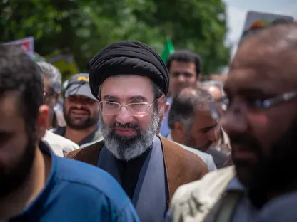 مجتبى خامنئي.. نجل المرشد الإيراني الراحل يبرز كخيار رئيسي لخلافة والده