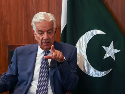 وزير الدفاع الباكستاني خواجة محمد آصف في إسلام أباد. 8 مايو 2025 - Reuters