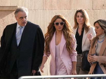شاكيرا تصل مع محاميها إلى محكمة العدل العليا في كاتالونيا، لمحاكمتها بتهمة الاحتيال الضريبي، في برشلونة، 20 نوفمبر 2023. - AFP