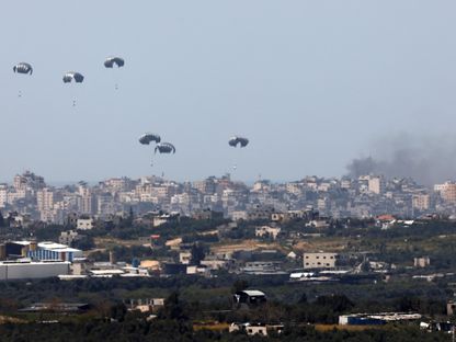 جانب من عملية إنزال المساعدات الإنسانية في قطاع غزة. 26 مارس 2024 - REUTERS