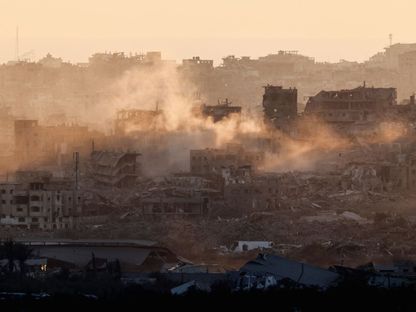 دخان يتصاعد وسط الركام والدمار في قطاع غزة جراء الغارات الإسرائيلية على القطاع. 2 يونيو 2025 - REUTERS