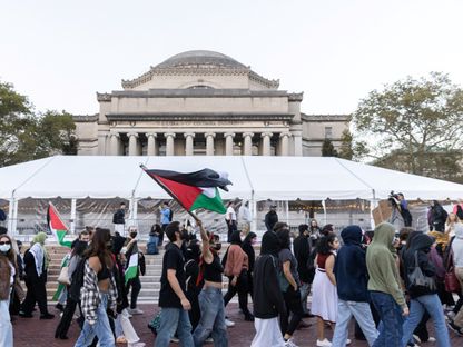 طلاب مؤيدون للفلسطينيين يشاركون في احتجاج لدعم الفلسطينيين وسط الصراع المستمر في غزة في جامعة كولومبيا الميركية. 12 أكتوبر 2023. - Reuters