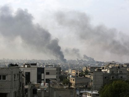 أعمدة الدخان تتصاعد جرّاء القصف الإسرائيلي على مدينة رفح جنوب قطاع غزة. 28 مايو 2024 - Reuters