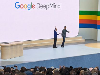 رئيس Google DeepMind ديميس هاسابيس والرئيس التنفيذي لشركة جوجل ساندر بيتشاي يفتتحان في نيويورك بالولايات المتحدة مؤتمر مطوري I/O السنوي الذي يركز على كيفية دمج الذكاء الاصطناعي في البحث. 14 مايو 2024 - AFP