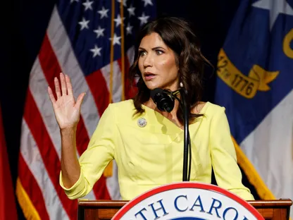 وزيرة الأمن الداخلي الأميركي كريستي نويم عندما كانت حاكمة ولاية نورث داكوتا خلال فعالية انتخابية. 5 يونيو 2021 - REUTERS