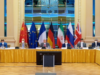 مبعوث الاتحاد الأوروبي والمنسق الرئيسي لمحادثات فيينا إنريكي مورا والنائب الإيراني بوزارة الخارجية عباس عراقجي ينتظران بدء المحادثات بشأن إحياء الاتفاق النووي في فيينا. 20 يونيو 2021 - REUTERS