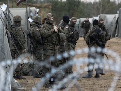 جنود بولنديون قرب الحدود مع بيلاروسيا لمنع تدفق المهاجرين، 12 نوفمبر 2021 - REUTERS