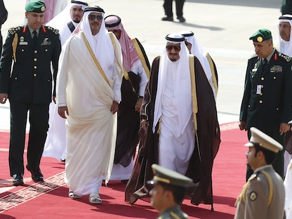الملك سلمان بن عبد العزيز يستقبل أمير قطر تميم بن حمد آل ثاني في الرياض- 10 نوفمبر 2015 - REUTERS