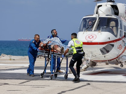 إنزال مصاب إسرائيلي من طائرة هليكوبتر عند وصوله إلى مستشفى حيفا بعد هجوم إطلاق نار في غور الأردن بالضفة الغربية - 4 سبتمبر 2022 - REUTERS