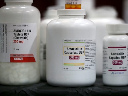 مضادات حيوية تعرض في صيدلية تابعة لعيادة طبية مجانية في لوس أنجلوس بولاية كاليفورنيا الأميركية - 27 أبريل 2016 - REUTERS