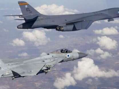قاذفة أميركية تحلق إلى جانب مقاتلة "F-15" تابعة لسلاح الجو الإسرائيلي خلال تدريبات عسكرية. 30 أكتوبر 2021 - idf.il/en/