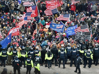 أنصار الرئيس السابق دونالد ترمب في اشتباك مع الشرطة أثناء اقتحام مبنى الكابيتول في واشنطن. 6 يناير 2021 - AFP