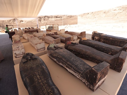 عدد من التماثيل التي اكتشفتها البعثة المصرية في منطقة سقارة الأثرية، جنوب الجيزة - 30 مايو 2022 - وزارة السياحة والآثار المصرية