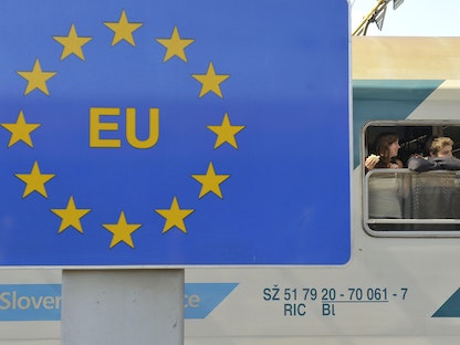 ركاب ينظرون من نافذة قطار عند معبر الحدود مع كرواتيا في دوبوفا مع سلوفينيا، 15 يونيو 2011.  - REUTERS