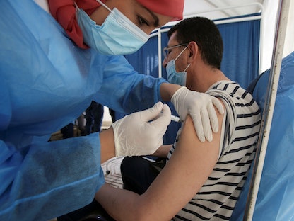 رجل يتلقى لقاحاً مضاداً لفيروس كورونا في العاصمة الجزائر، 6 يونيو 2021 - REUTERS