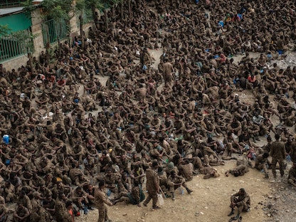 جنود إثيوبون أسرى، يصلون إلى سجل في ميكيلي عاصمة تيغراي - 2 يوليو 2021 - AFP