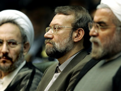 وزير المخابرات الإيراني السابق علي يونسي (يسار) إلى جانب المفاوضين النوويين السابقين علي لاريجاني وحسن روحاني، في مؤتمر حول السياسات النووية الإيرانية في طهران، 25 أبريل 2006 - REUTERS