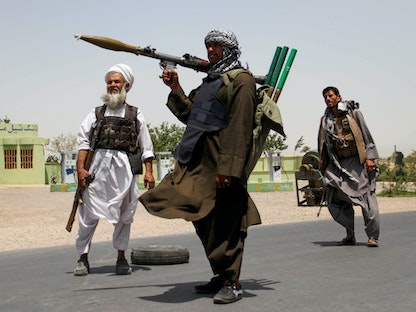 مسلحون موالون للحكومة الأفغانية في مواجهة حركة طالبان التي باتت تسيطر على مساحات واسعة من البلاد - 10 يوليو 2021 - REUTERS