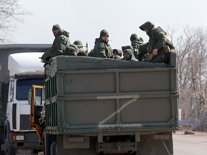 جنود من القوات الموالية لروسيا بالقرب من مدينة ماريوبل الساحلية - أوكرانيا - 21 مارس 2022 - REUTERS