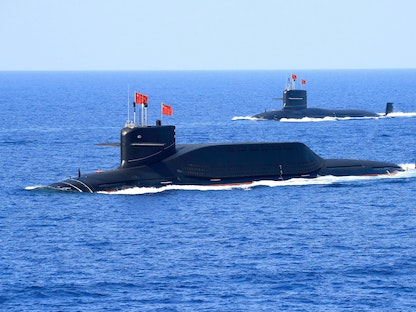 غواصة من طراز 094A تعمل بالطاقة النووية تابعة للجيش الصيني أثناء عرض عسكري في بحر الصين الجنوبي. 12 إبريل 2018 - REUTERS