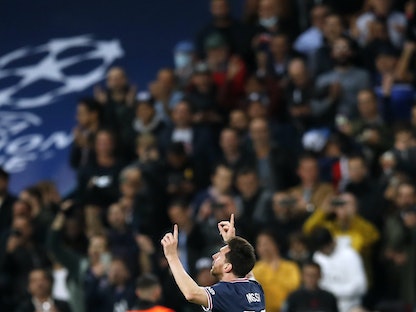 لاعب باريس سان جيرمان ليونيل ميسي يحتفل بعد تسجيله هدفاً في شباك مانشستر سيتي - REUTERS