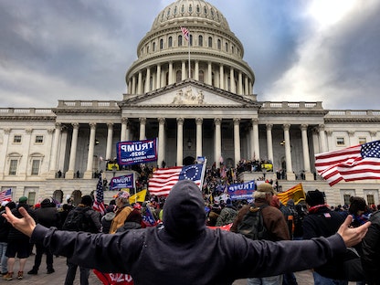 جانب من أعمال الشغب حول محيط مبنى الكابيتول في العاصمة الأميركية واشنطن، 6 يناير 2021 - Getty Images via AFP