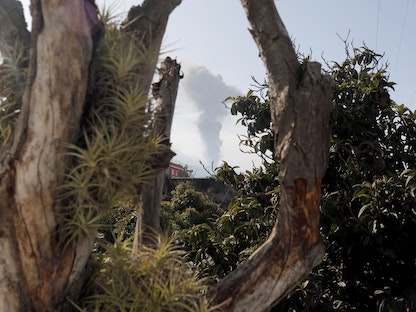 عمود من الدخان يرتفع بعد ثوران بركان في جزيرة لا بالما الكناري، في إل باسو، إسبانيا، 27 سبتمبر 2021 - REUTERS