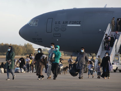 لاجئون أفغان يصلون قاعدة عسكرية أميركية في إسبانيا - 31 أغسطس 2021 - Getty Images