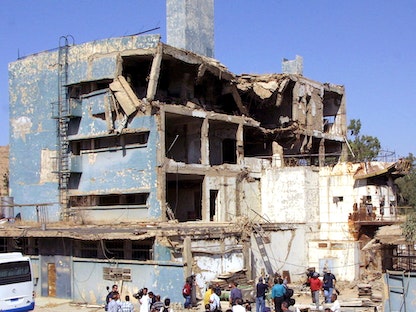 مبانٍ مدمرة يعتقد أنها تستخدم لتخزين المواد المشعة النشطة في المفاعل النووي العراقي الذي قصفته إسرائيل عام 1981 ثم ضرب في وقت لاحق عام 1991 - AFP