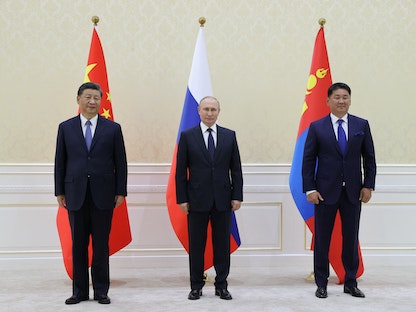 الرئيس الروسي فلاديمير بوتين يتوسط نظيريه المنغولي أوخنانجين خورلسوخ والصيني شي جين بينج في قمة منظمة شنغهاي للتعاون بسمرقند. 15 سبتمبر 2022  -  REUTERS