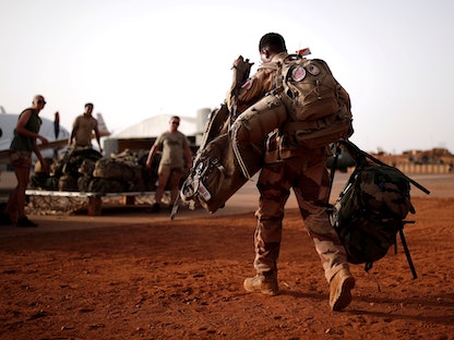 جندي فرنسي يغادر معسكر "العمليات الصحراوية" في جاو، شمالي مالي. 1 أغسطس  2019 - REUTERS