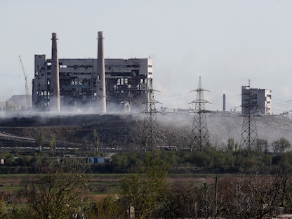 مشهد عام لأحد مباني مصنع آزوف ستال للحديد والصلب في ماريوبل بأوكرانيا- 3 مايو 2022 - REUTERS