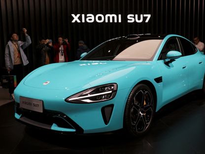 أول سيارة كهربائية من "شاومي" طراز SU7 معروضة في حدث في بكين. الصين في 28 ديسمبر 2023. - Reuters