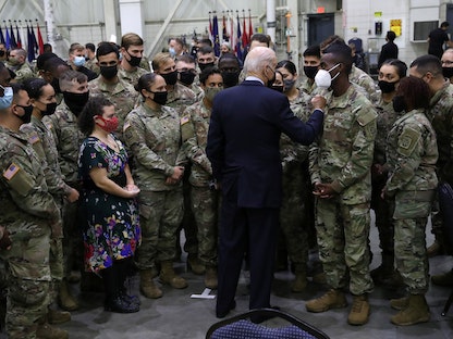 الرئيس الأميركي جو بايدن يتحدث مع عدد من أفراد الجيش الأميركي - 2 نوفمبر 2021 - REUTERS