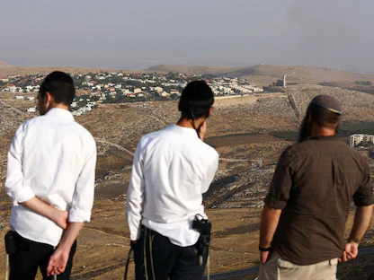 إسرائيليون يشاهدون مستوطنة كوخاف هشاحر في الضفة الغربية. 6 نوفمبر 2022 - REUTERS