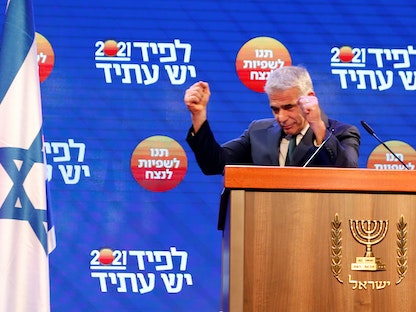 زعيم حزب "هناك مستقبل" يائير لابيد يلقي خطاباً بعد الإعلان عن استطلاعات الرأي في الانتخابات العامة الإسرائيلية بمقر حزبه في تل أبيب - 24 مارس 2021 - REUTERS