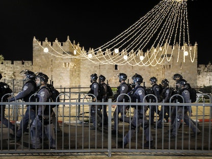 عناصر من الشرطة الإسرائيلية خلال مواجهة مع متظاهرين فلسطينيين في القدس- 19 أبريل 2021 - REUTERS
