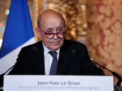 وزير الخارجية الفرنسي جان إيف لودريان خلال مؤتمر صحافي في باريس - REUTERS