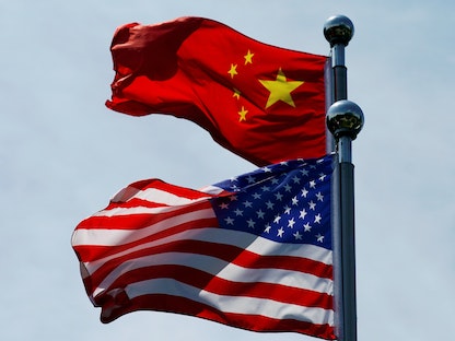 علمان صيني وأميركي يرفرفان قبل اجتماع لوفد تجاري أميركي في شنغهاي - 30 يوليو 2019 - REUTERS