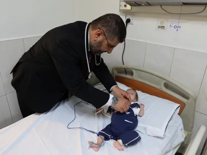 طبيب أردني يفحص طفلاً فلسطينياً يعاني من سوء التغذية جراء التجويع الإسرائيلي لقطاع غزة 1 سبتمبر 2025 - REUTERS
