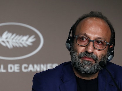 المخرج الإيراني أصغر فرهادي خلال مؤتمر صحافي في مهرجان "كان" السينمائي، بفيلم بعنوان "إيه هيرو" (بطل). - REUTERS