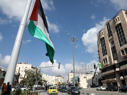 العلم الفلسطيني في وسط مدينة الخليل بالضفة الغربية المحتلة - AFP