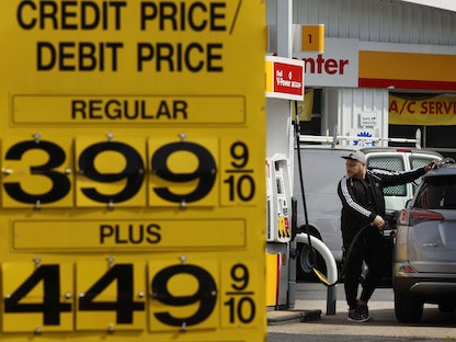 أسعار البنزين العادي تحوم حول 4 دولارات للجالون في العديد من محطات الوقود في العاصمة الأميركية واشنطن - 11 أبريل 2022  - AFP