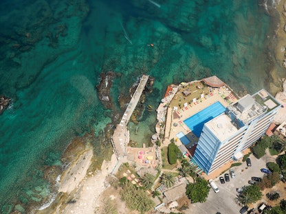 شاطئ عمشيت أحد الشواطئ اللبنانية التي تعاني من مستويات تلوث عالية - 8 يوليو 2021. - REUTERS