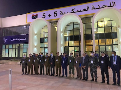 صورة جماعية للمشاركين في مباحثات اللجنة العسكرية المشتركة 5+5 بسرت- 11 نوفمبر 2020 - حساب بعثة الأمم المتحدة في ليبيا على "تويتر"