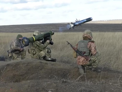 جنود أوكرانيون يطلقون صاروخاً من طراز "جافلين" الأميركي الصنع خلال مناورات في دونيتسك - 12 يناير 2022 - AP